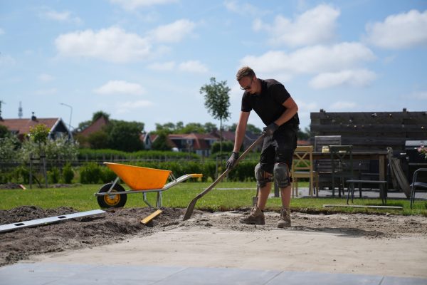 zand-scheppen-terras Zand verdelen voor aanleg van terras