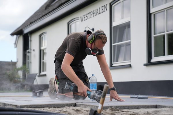 stenen-slijpen-3 Bestrating op maat slijpen bij tuinproject