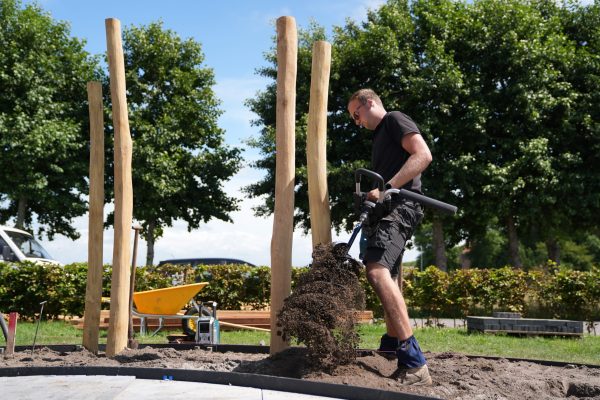 schutting-palen-plaatsen-4 Natuurlijke schutting plaatsen met houten palen