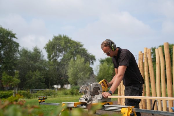 houtwerk-zagen-1 Hout op maat zagen voor tuinproject