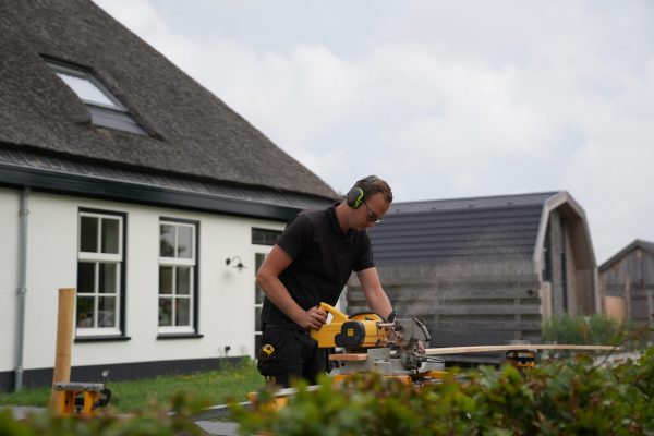 houtwerk-zagen-3 Zaagwerk voor houten tuinconstructie