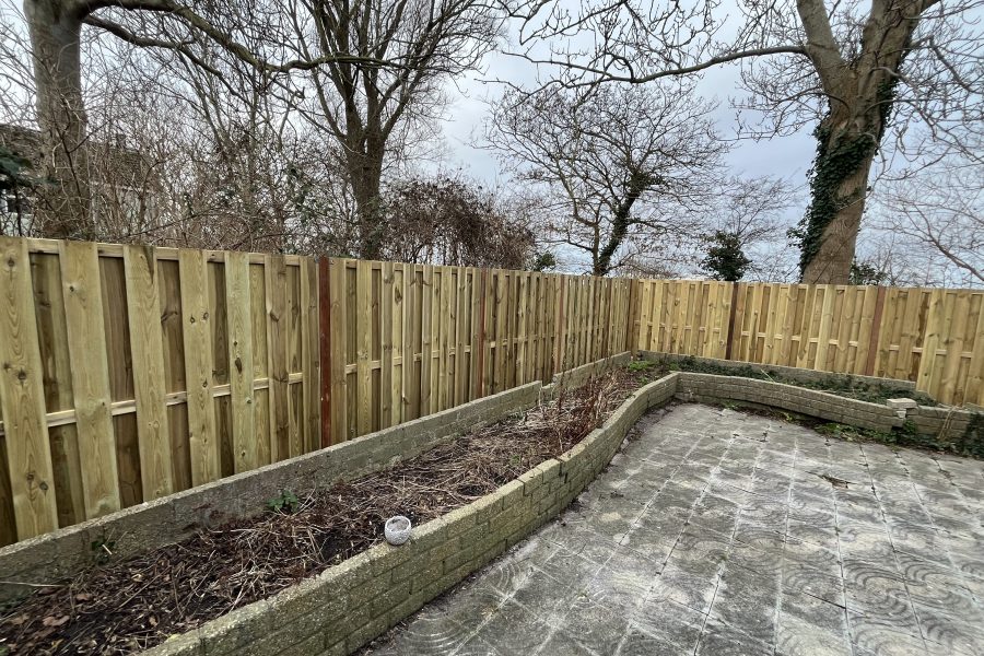 Houten schutting langs achtertuin