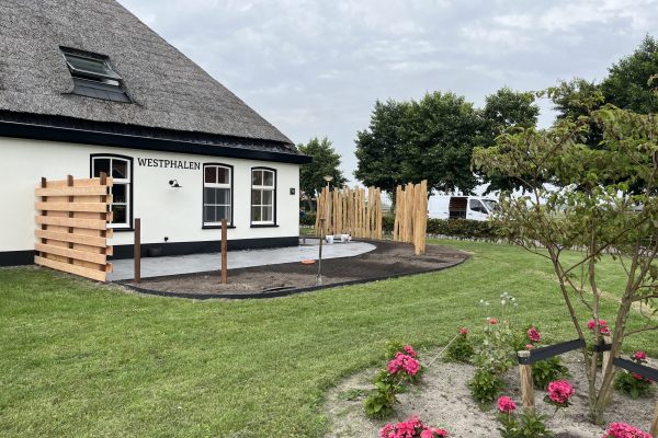 stolptuin-eindresultaat Aangelegde tuin bij stolpboerderij