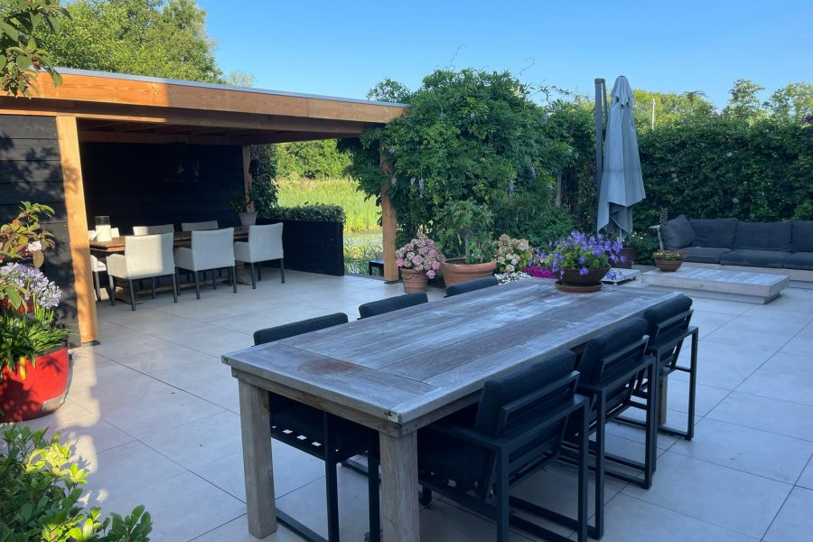 Terras onder overkapping met buitenkeuken