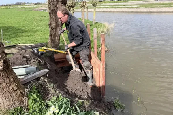 Koen bouwt ijsvogelverblijf aan het water