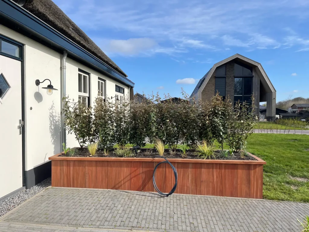 Hardhouten plantenbak bij moderne woning