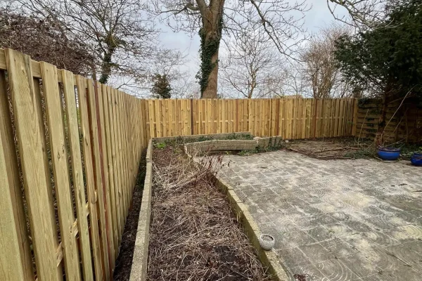 Schutting geplaatst langs tuinpad