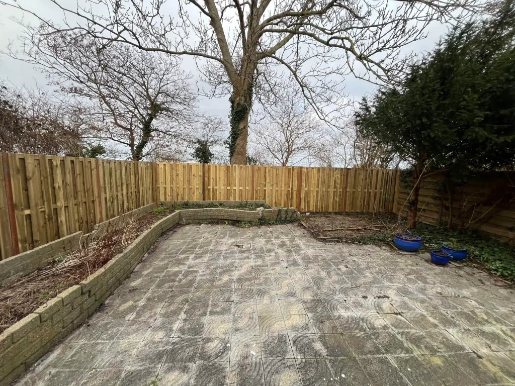 Nieuwe houten schutting geplaatst in tuin