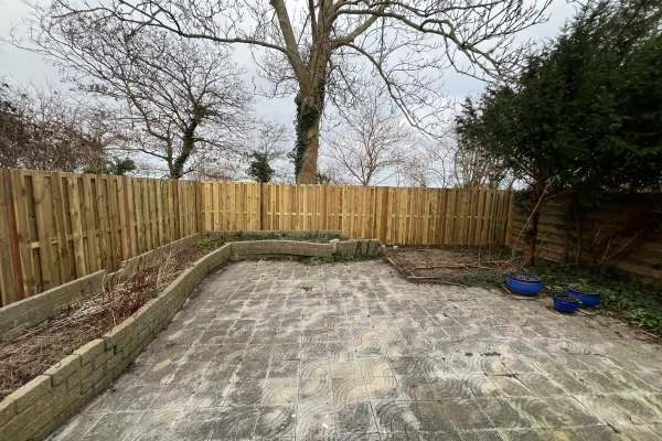 Nieuwe houten schutting geplaatst in tuin