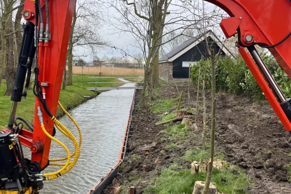Kraanwerk tijdens aanleg van beschoeiing
