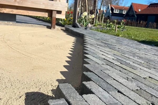 Nieuw terras aanleggen, klinkers en strak zandbed/ detail foto