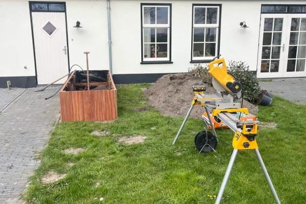 Hardhouten plantenbak op maat maken