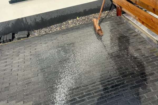 Terras sproeien na bestrating en invoegen