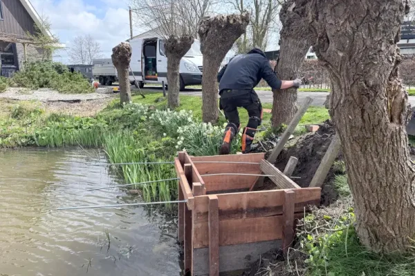 Bouw van ijsvogelverblijf aan het water