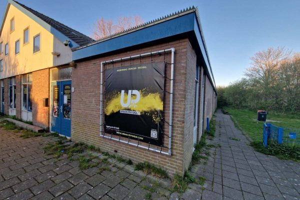Voor situatie met onkruid bij kinderdagverblijf