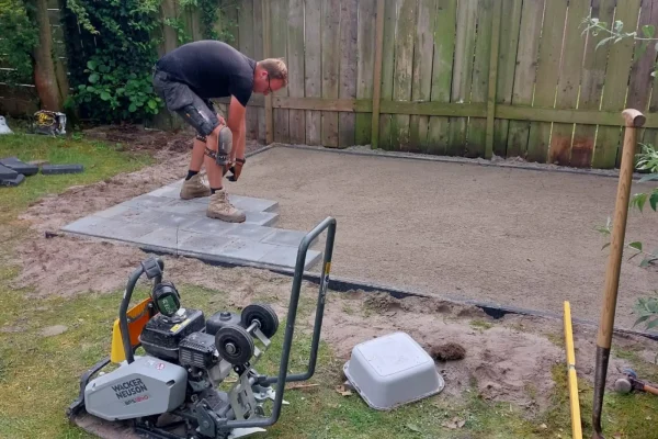 koen-in-het-groen-terras-bestrating-aanleg-01
