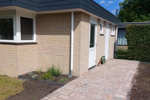 koen-in-het-groen-terras-bestrating-aanleg-02