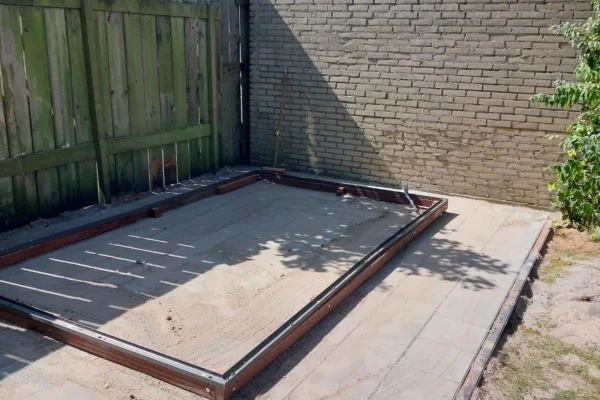 koen-in-het-groen-tuinhuis-plaatsen-01
